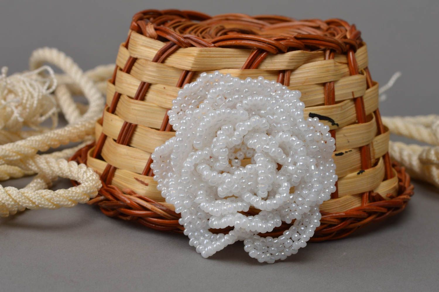 Broche blanche faite main en perles de rocaille en forme de fleur belle photo 1