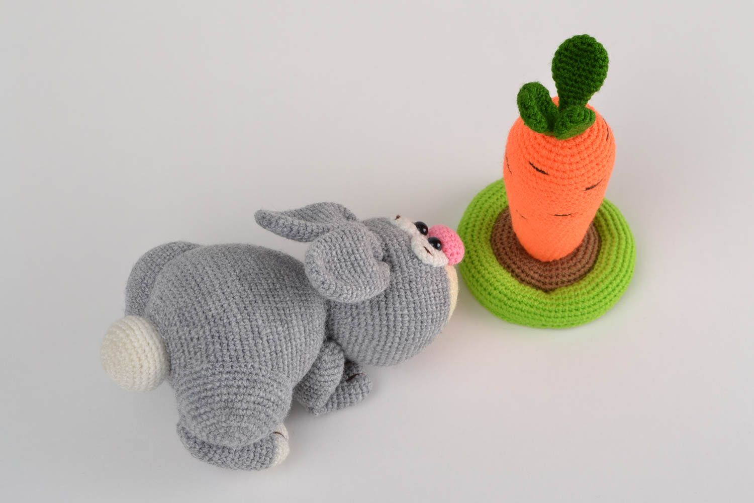 Мягкие вязаные игрушки ручной работы серый зайка с морковкой для детей 2 штуки фото 3