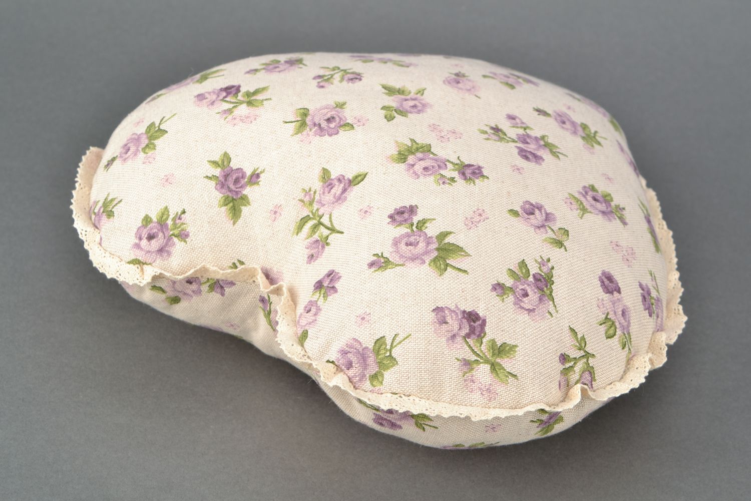 Almohada decorativa de algodón y poliamida con forma de corazón de color lila foto 4