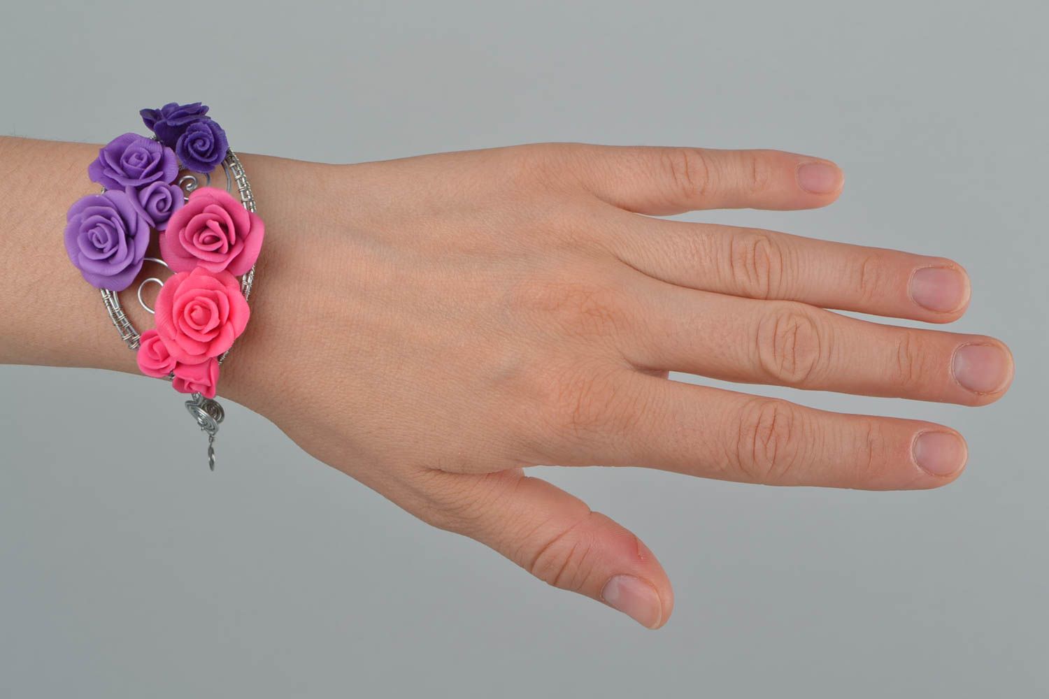 Violet and pink roses cuff bracelet with a metal string base photo 3