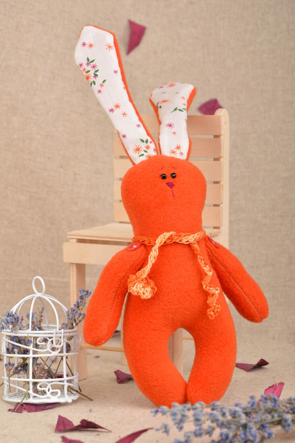 Флисовая игрушка в виде зайчика оранжевого в шарфе маленькая ручной работы фото 1