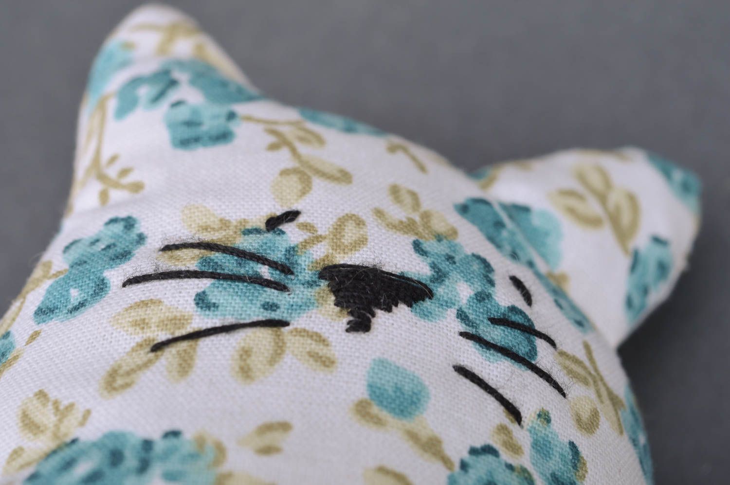Peluche chat en tissu de coton à fleurs bleu clair faite main décorative photo 4