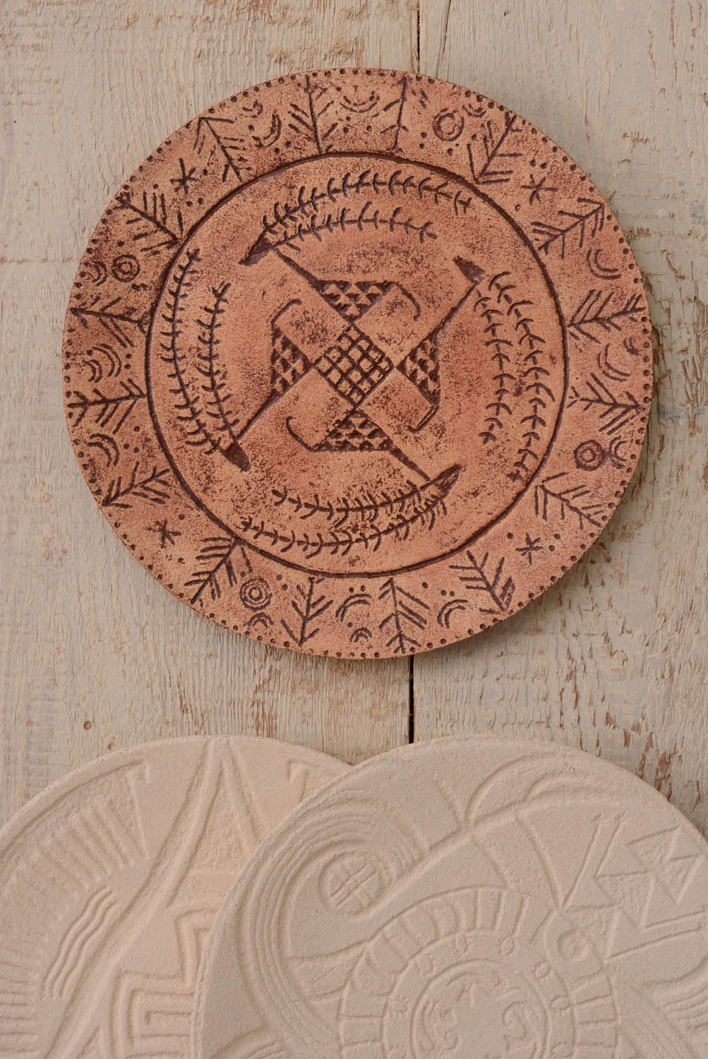 Prato talismã de cerâmica Cervos celestiais feito de argila e pintado com engobes foto 3