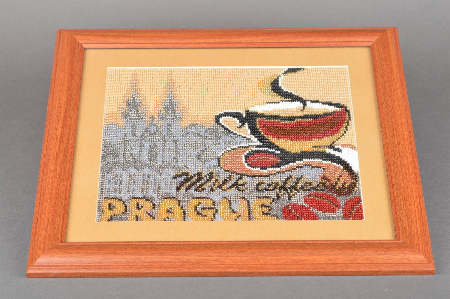 Cuadro decorativo bordado con marco y bajo cristal hecho a mano Café en Praga foto 1