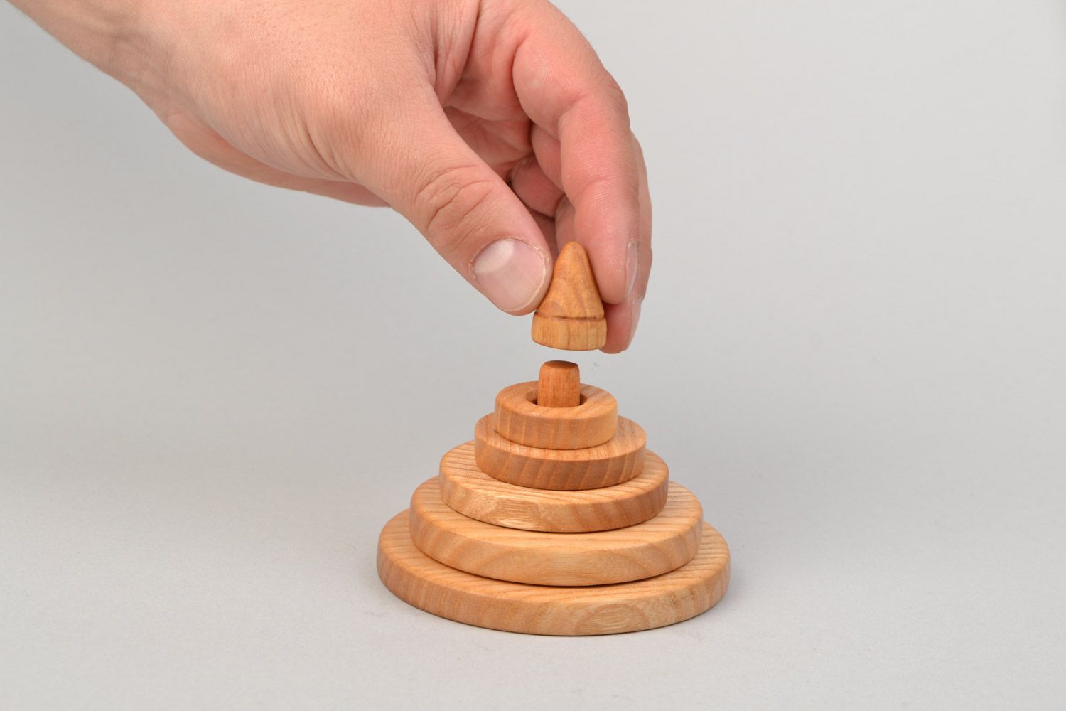 Juguete de madera de fresno pirámide infantil educativo hecho a mano foto 2