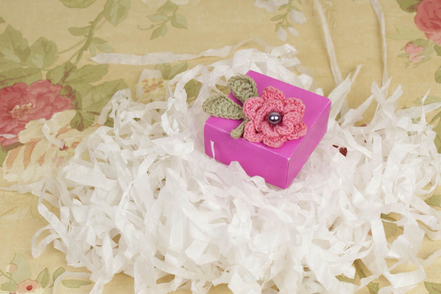Broche fleur rose Bijou fait main tricot au crochet Cadeau femme original photo 1