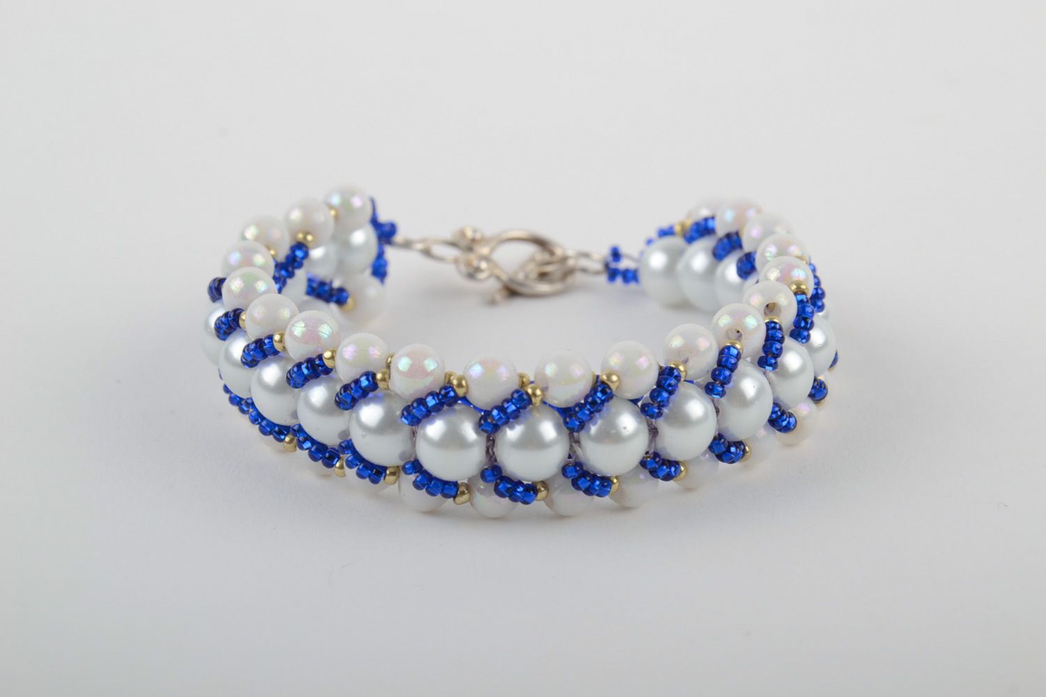 Bracelet en perles de rocaille et perles en plastique large blanc-bleu fait main  photo 4