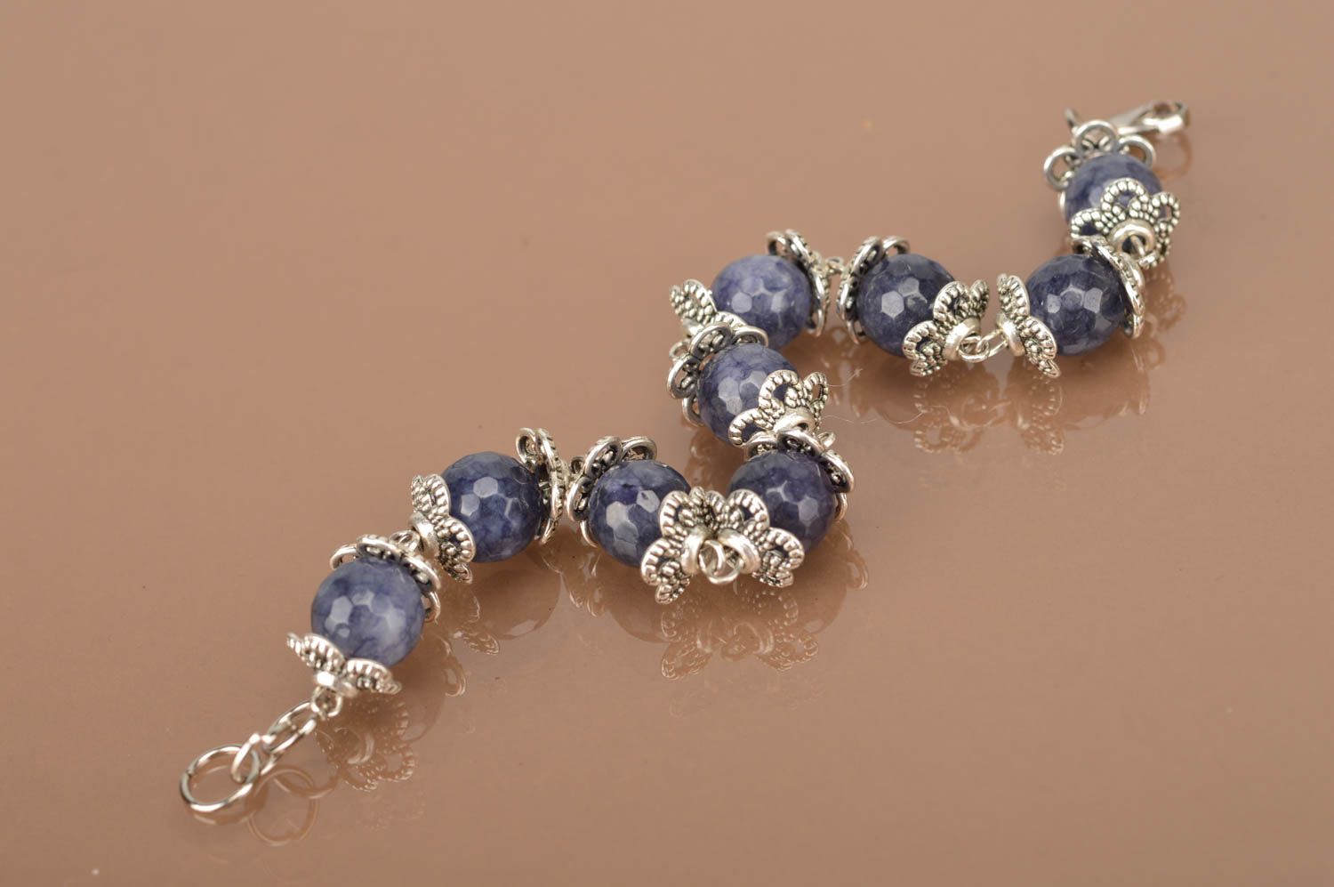 Schönes elegantes violettes Armband mit Glasperlen handmade für Damen Tropfen foto 5