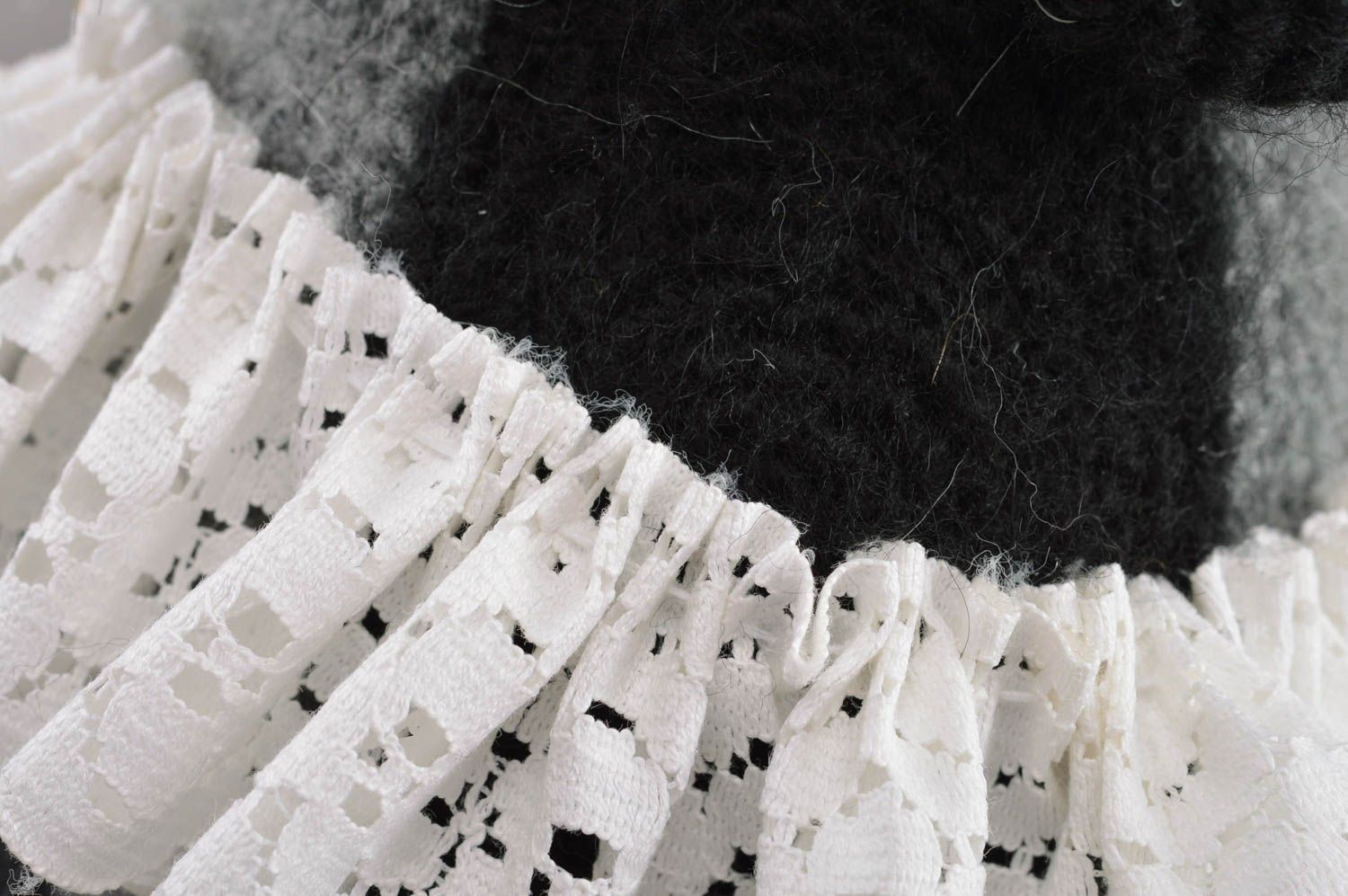 Peluche blaireau en tutu faite main tricotée en fils de laine et mohair photo 2