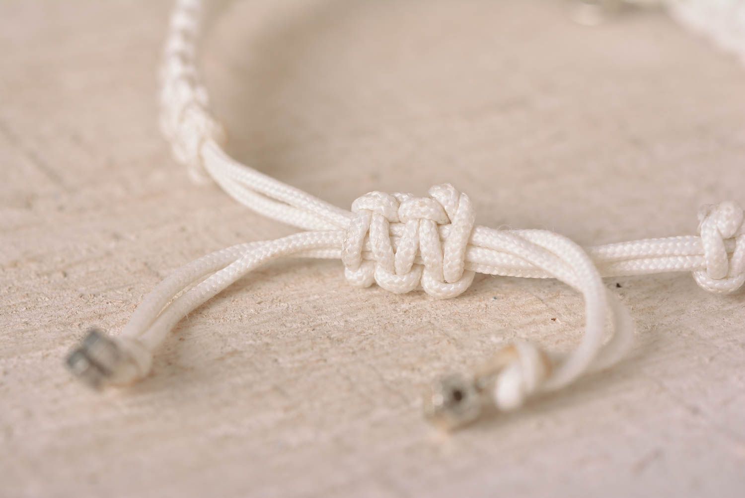 Bracelet blanc Bijou fait main fin tressé macramé design Cadeau pour femme photo 4