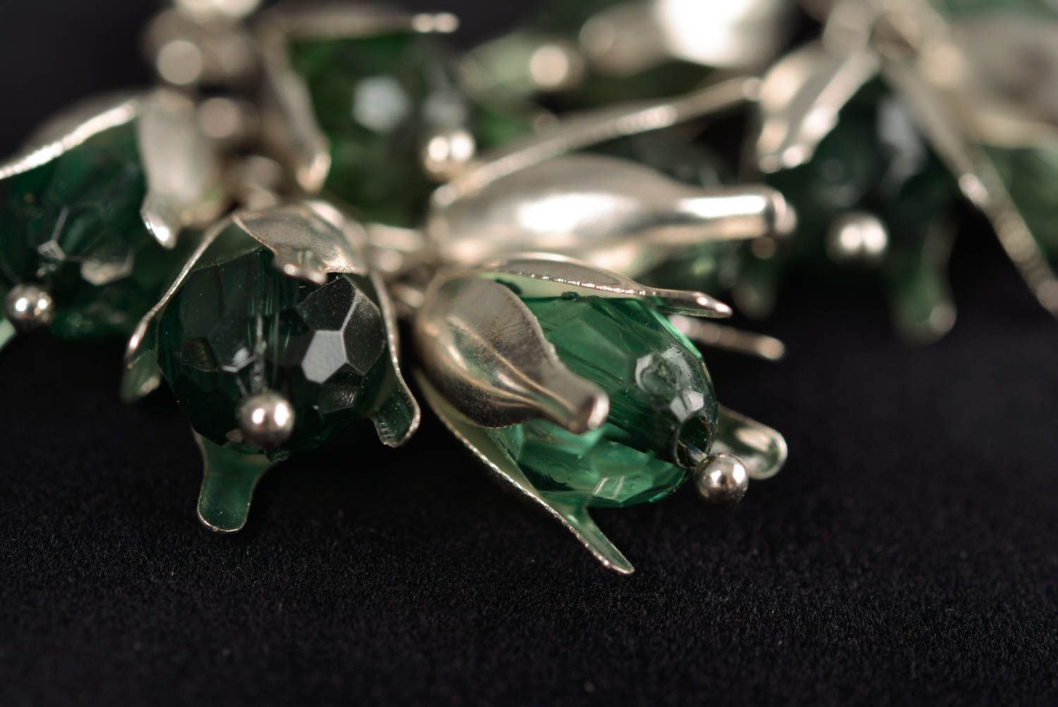 Boucles d'oreilles métalliques avec perles en verre vertes faites main photo 3