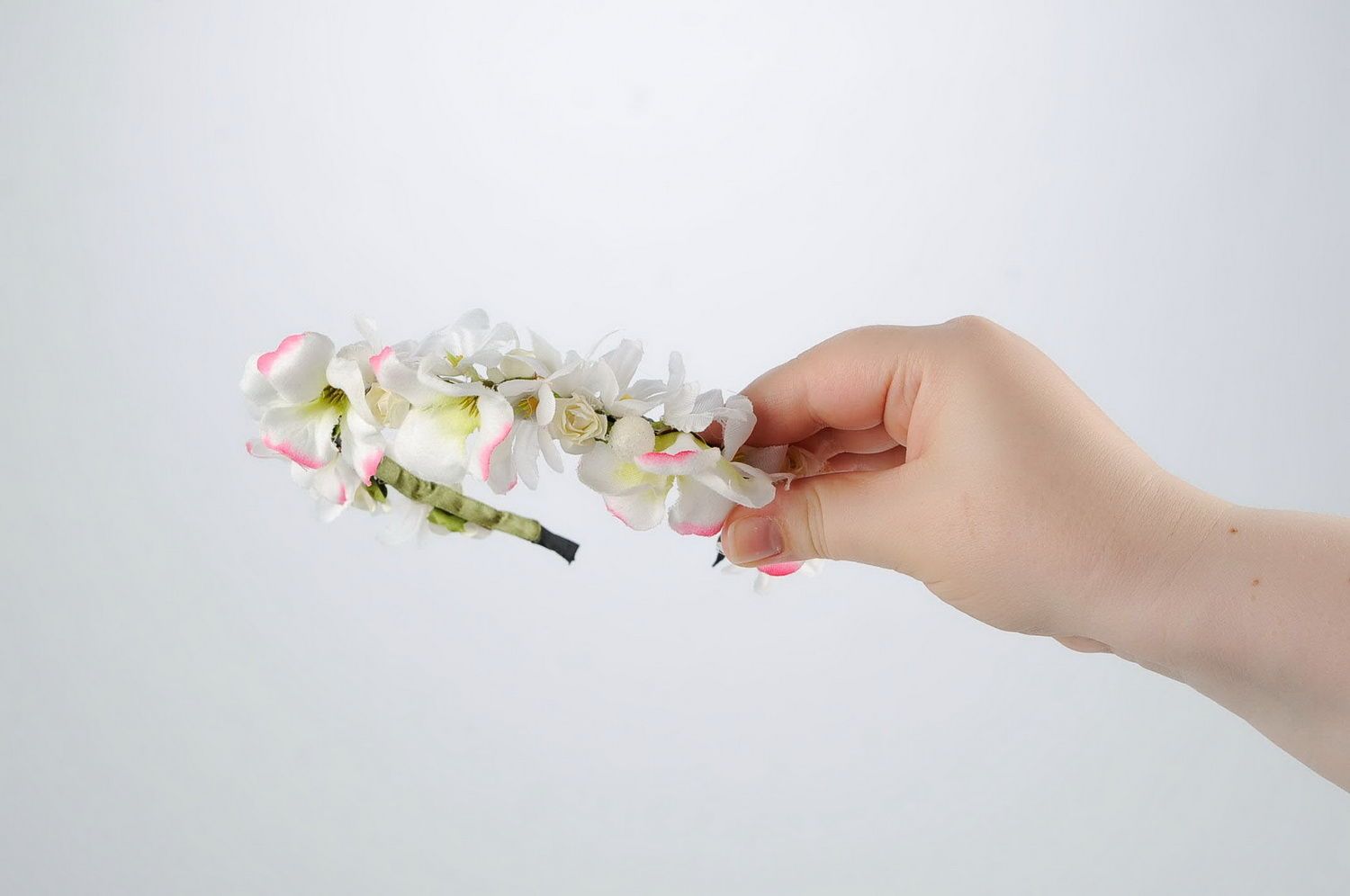 Headband with white artificial flowers photo 5
