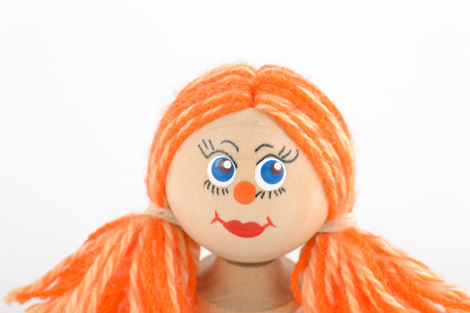 Petite poupée en bois de hêtre faite main avec peinture Fille aux cheveux roux photo 3