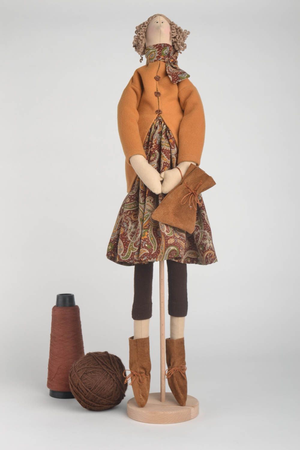 Кукла ручной работы авторская кукла на подставке тряпичная кукла в коричневом фото 1