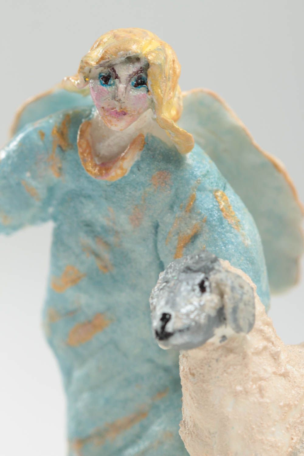 Статуэтка из полимерной глины в виде ангела с агнцем ручной работы оригинальная фото 3