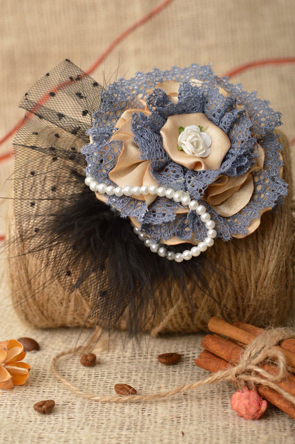 Originelle handmade Brosche Haarspange Blume mit Spitze und Kunstperlen für Dame foto 1