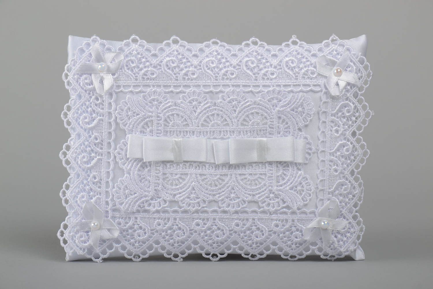 Schönes weißes Ringkissen für Hochzeit aus Atlas rechteckig Künstler Handarbeit foto 2