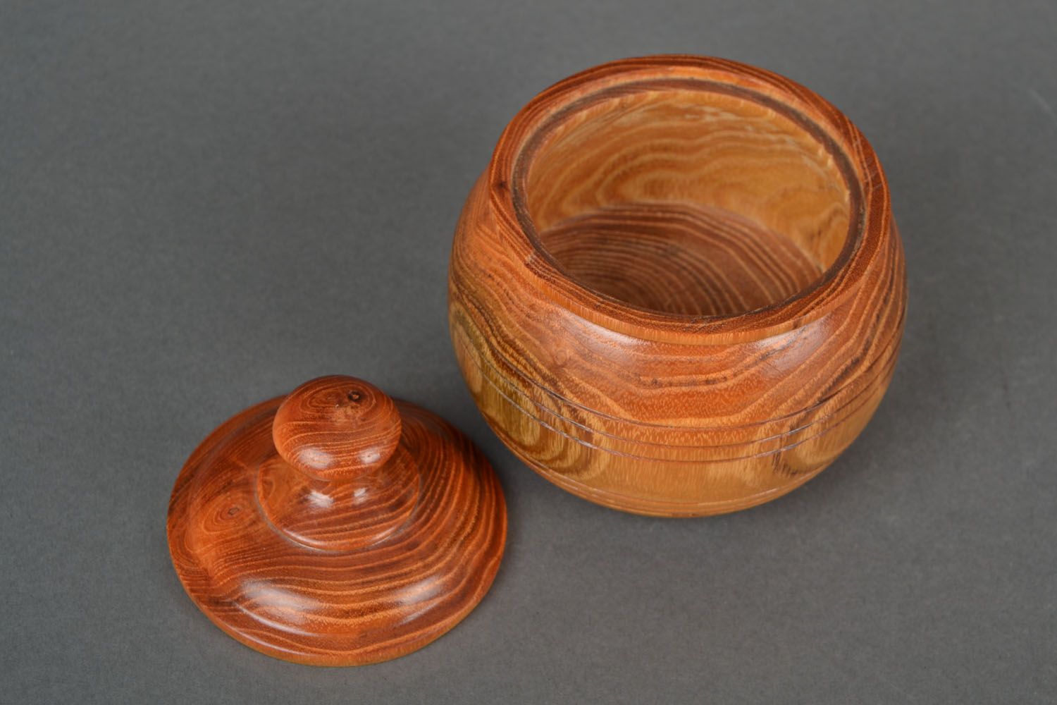 Wooden varnished pot photo 5