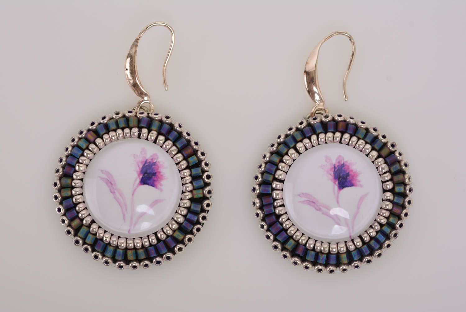 Originelle schöne violette Ohrringe aus Rocailles und Cabochons Handarbeit foto 5