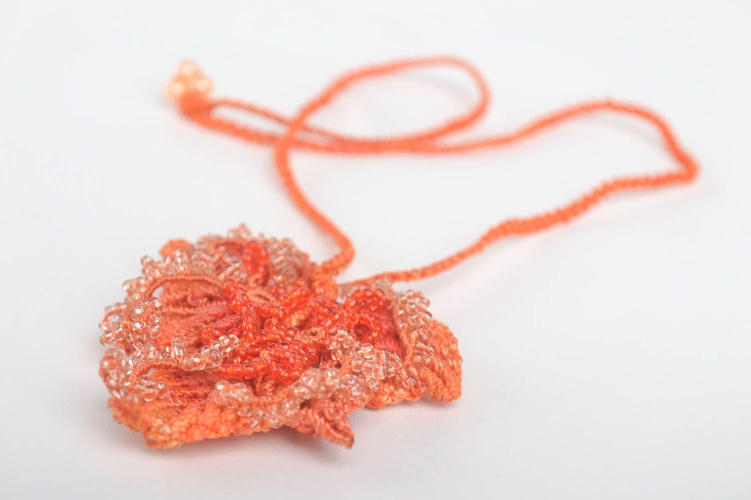 Pendentif rouge Bijou fait main fils perles de rocaille design Cadeau original photo 4