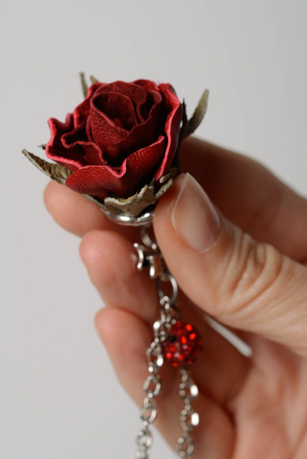 Кожаная подвеска на шею в виде красной розы на металлической цепочке хэнд мэйд фото 3