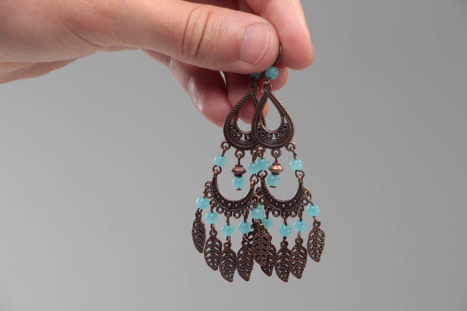 Lange leichte handliche handmade Ohrringe aus Kupfer und Glasperlen für Damen foto 5
