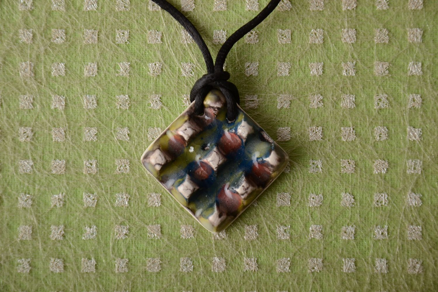 Глиняная подвеска с росписью эмалями ромбиком фото 1