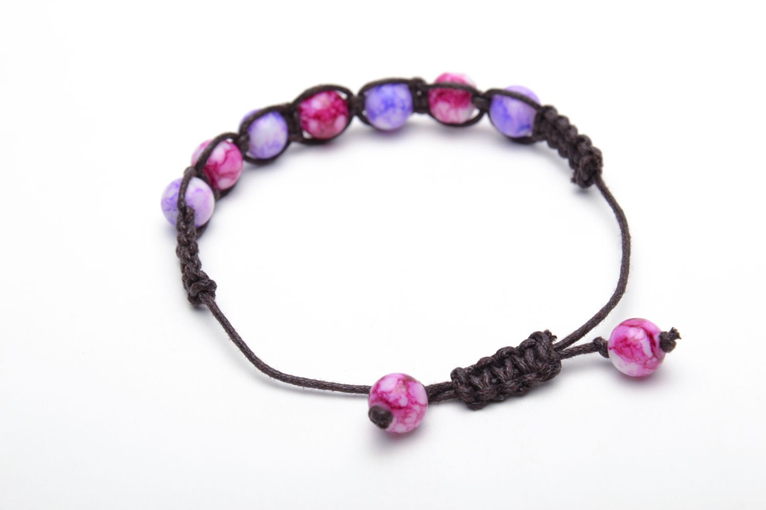 Bracelet en perles plastiques violet tressé pour femme de design fait main photo 3