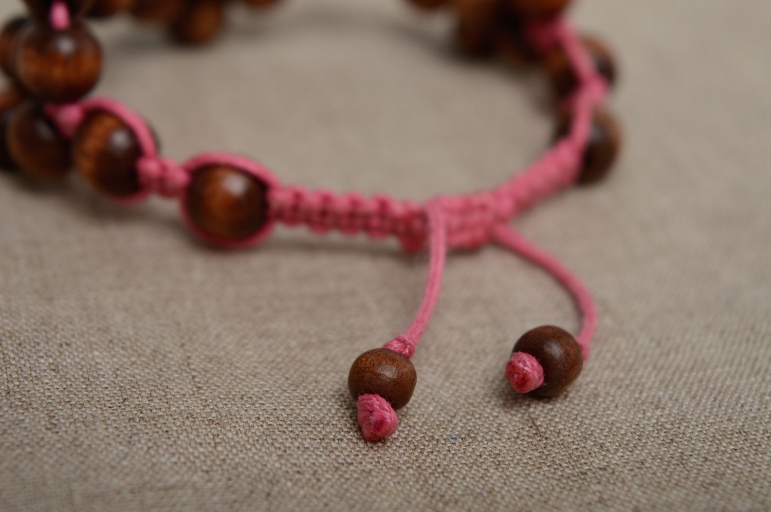 Bracelet en macramé avec perles en bois marron et rose fait main pour femme photo 4