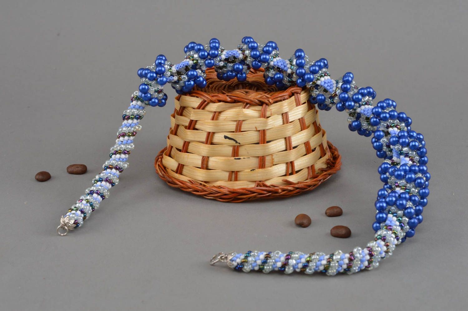 Ожерелье из бисера и бусин синее с серебристым ручной работы оригинальное фото 1