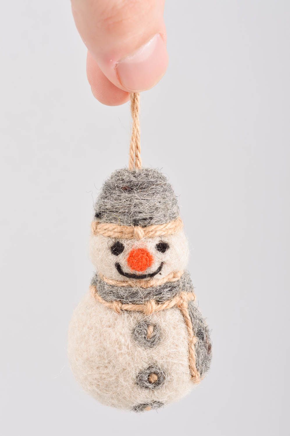 Валяная игрушка ручной работы декор на стену игрушка из шерсти в виде снеговика фото 5