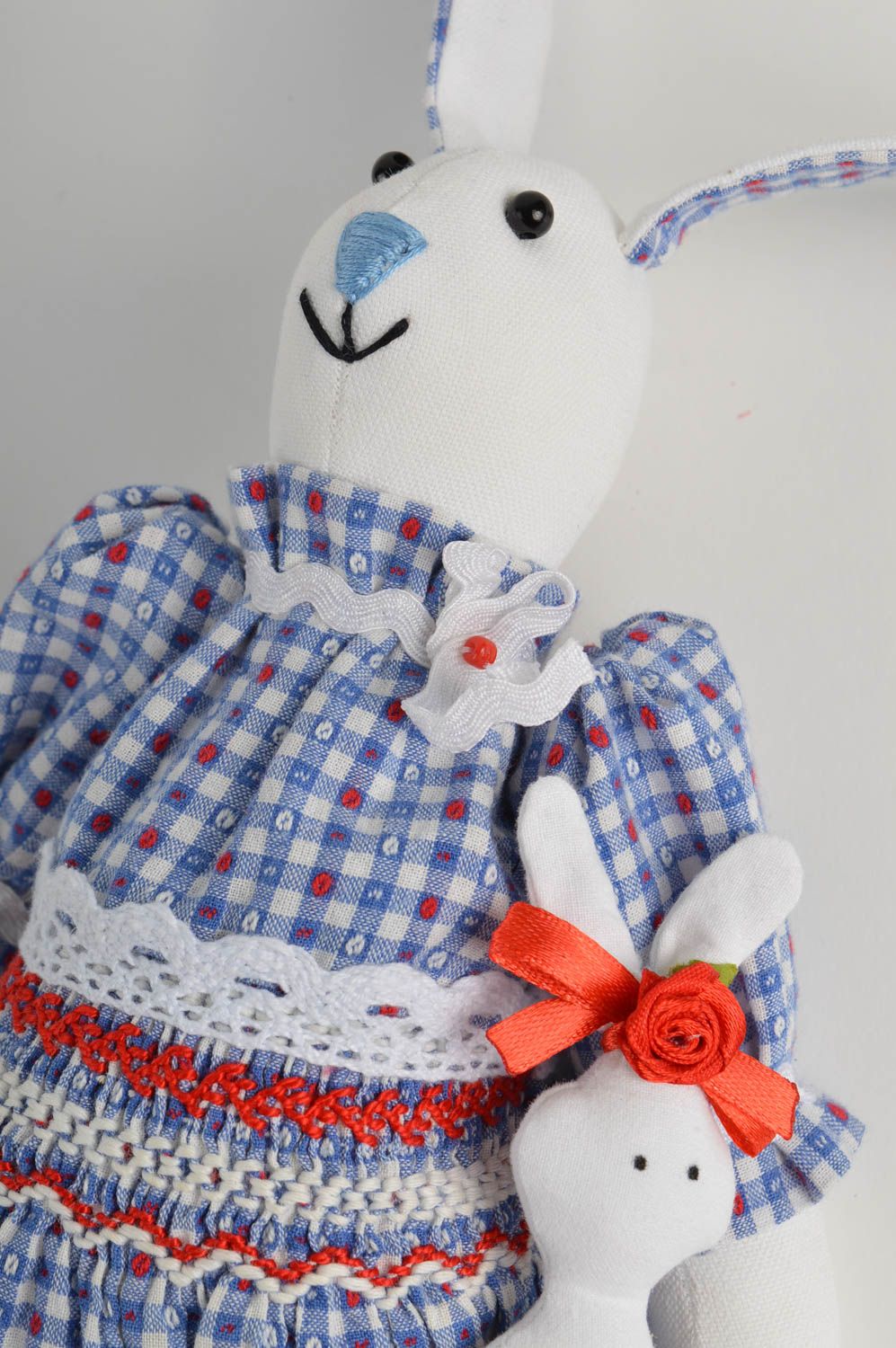 Игрушка ручной работы игрушка заяц клетчатом платье оригинальная игрушка фото 3