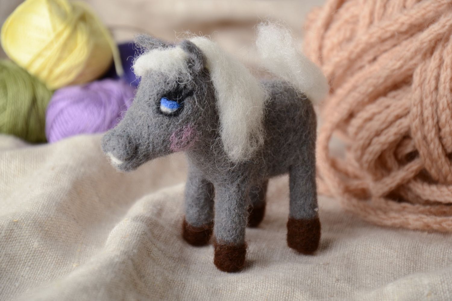 Kuscheliges Spielzeug Esel aus Filzwolle foto 1