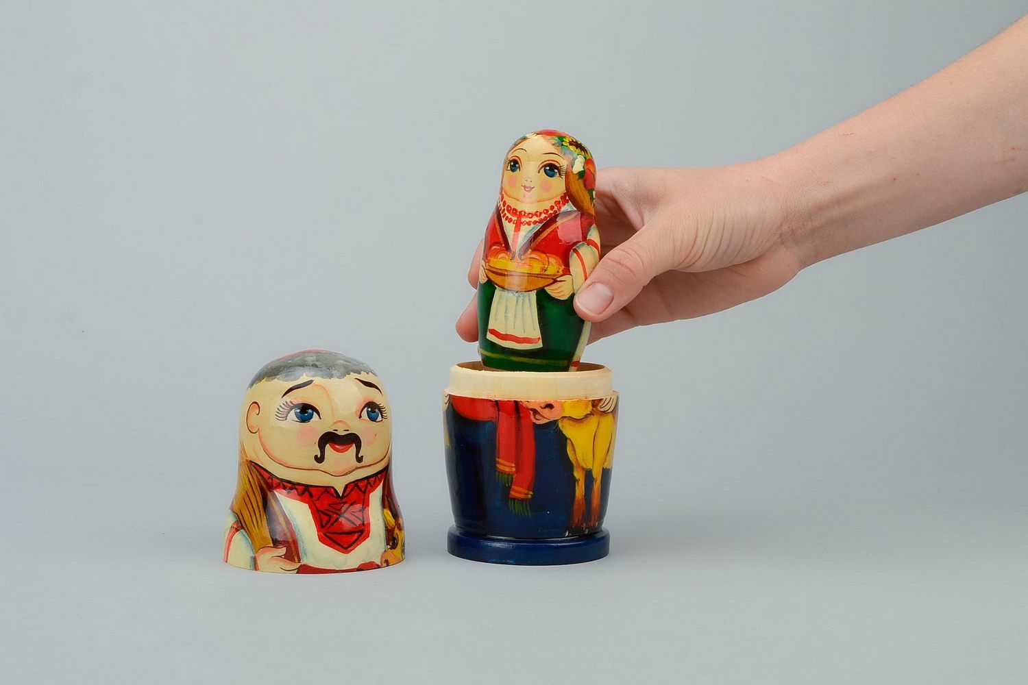 Matrioshka hecha a mano Cosaco con novillo Matrioshka es la muñeca de madera con vestido ruso campesino, que contiene otras de menor tamaño foto 1