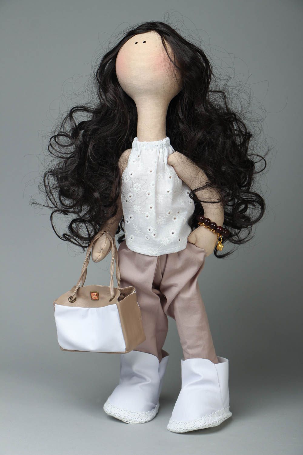 Muñeca artesanal Chica con el pelo oscuro foto 1