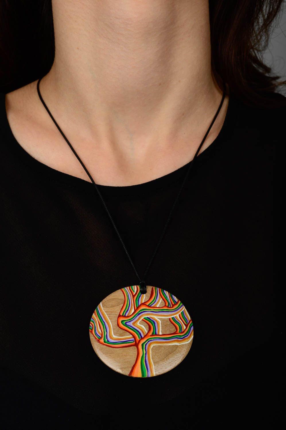 Кулон ручной работы аксессуар из дерева украшение на шею с росписью яркое фото 2