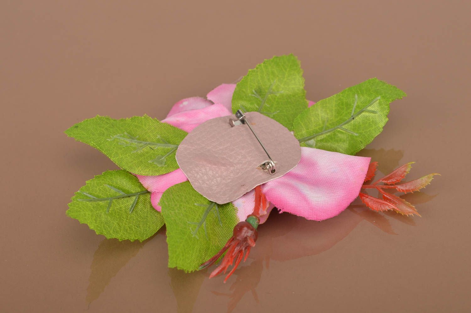 Брошь цветок из ткани в виде розы розовая с бусинами красивая ручной работы фото 4