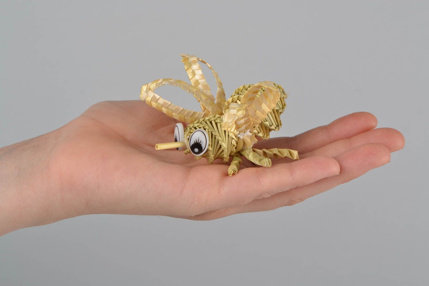 Juguete decorativo de paja hecho a mano pequeño abeja para decoración del hogar foto 2
