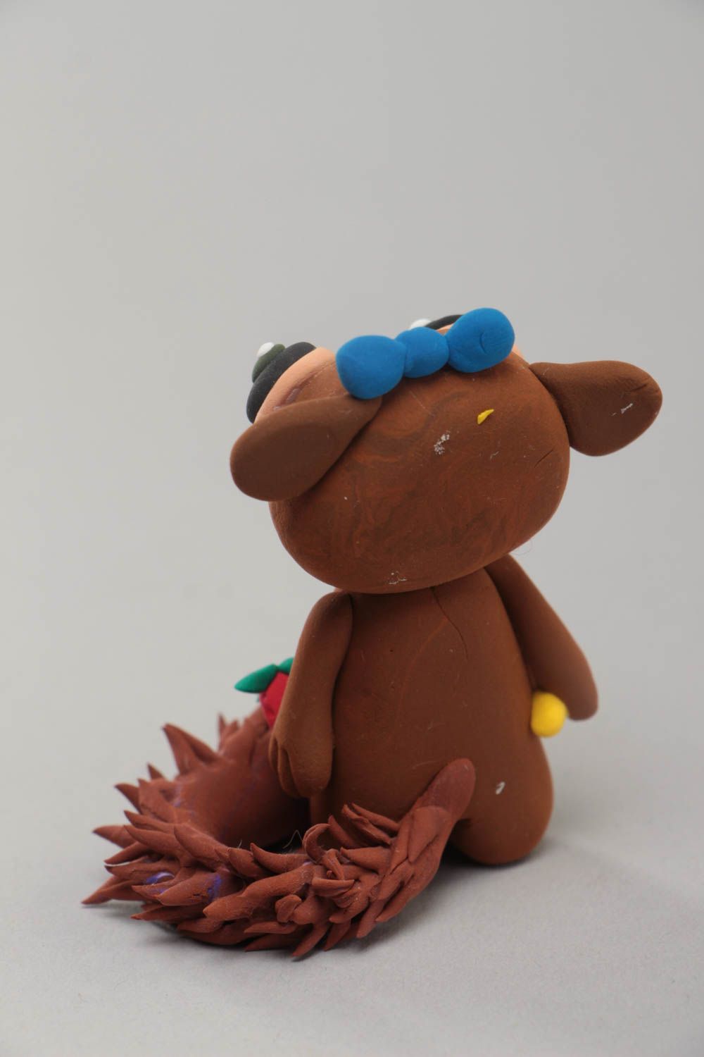 Figura de arcilla polimérica artesanal  lémur marrón niña con lazo foto 4