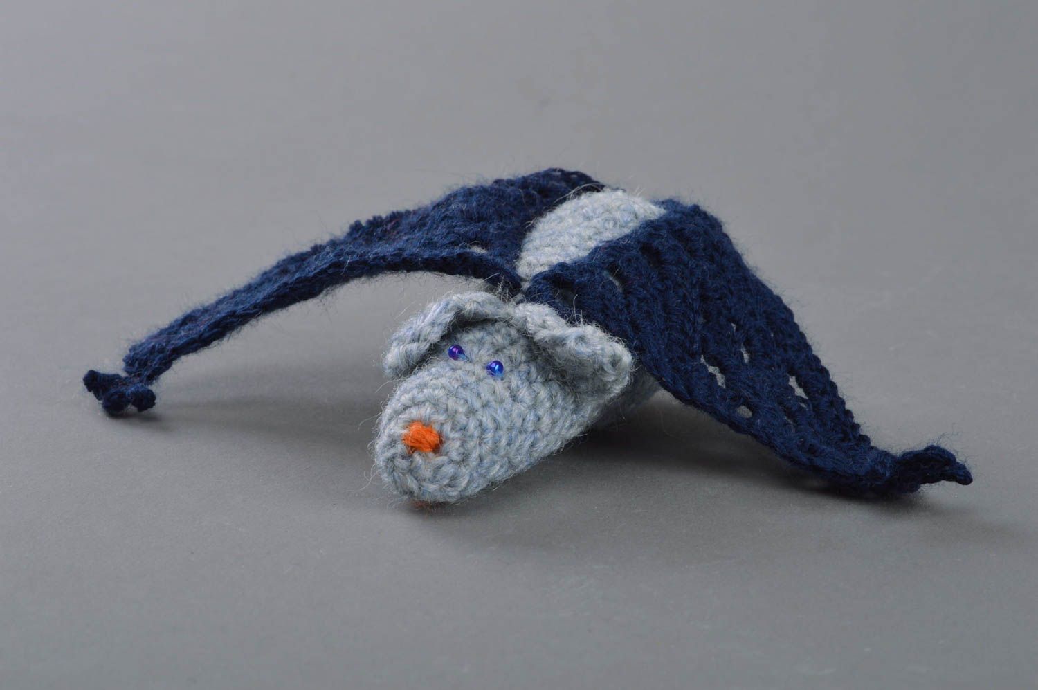 Мягкая игрушка ручной работы вязаная в виде летучей мыши синяя маленькая милая фото 1