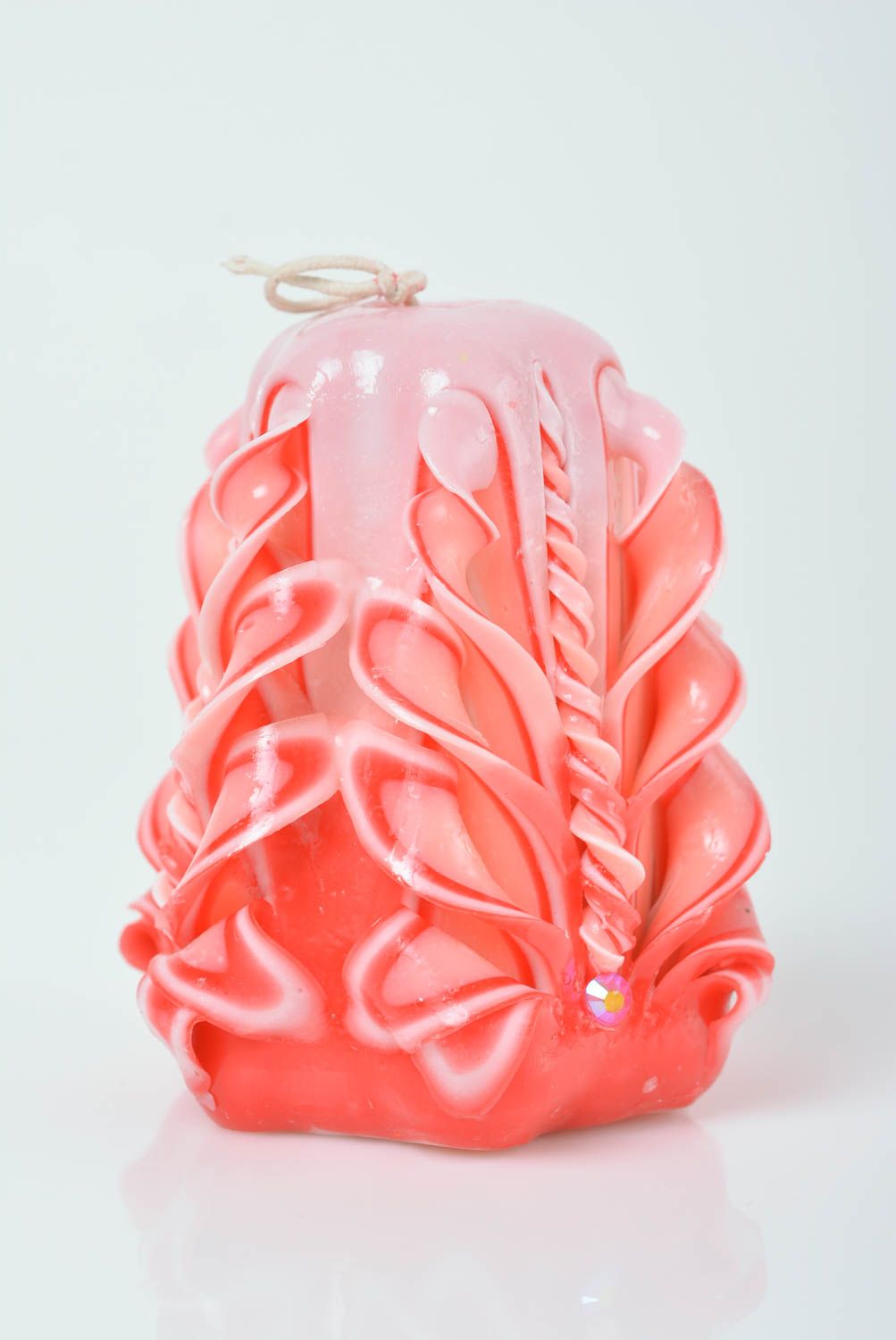 Vela artesanal de parafina tallada pequeña hermosa de color rosa 
 foto 1