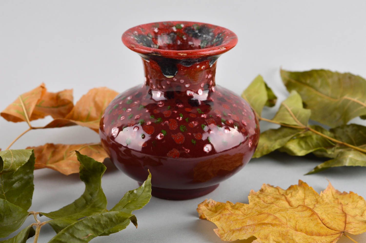 Ваза для декора ручной работы красивая ваза глиняная бордовая декор для дома фото 1