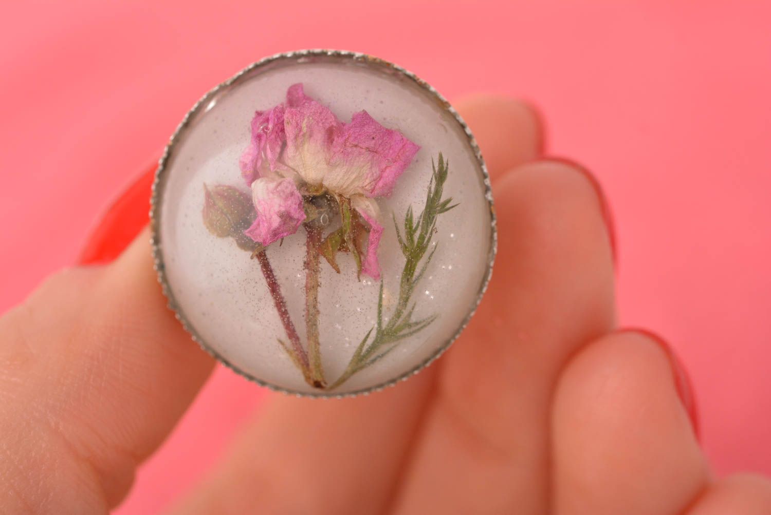 Bague ronde Bijou fait main fleur rose sur fond blanc Accessoire pour femme photo 4