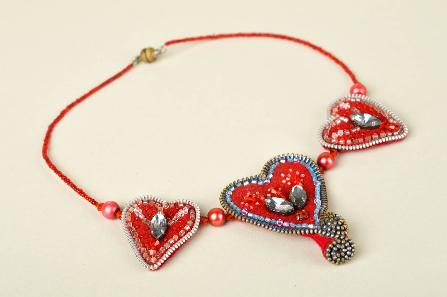 Collier en perles de rocaille Bijou fait main rouge Coeurs Accessoire femme photo 2