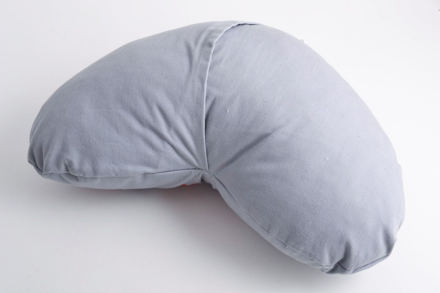 Красивая мягкая диванная подушка ручной работы с вышивкой тканевая в виде сердца фото 2