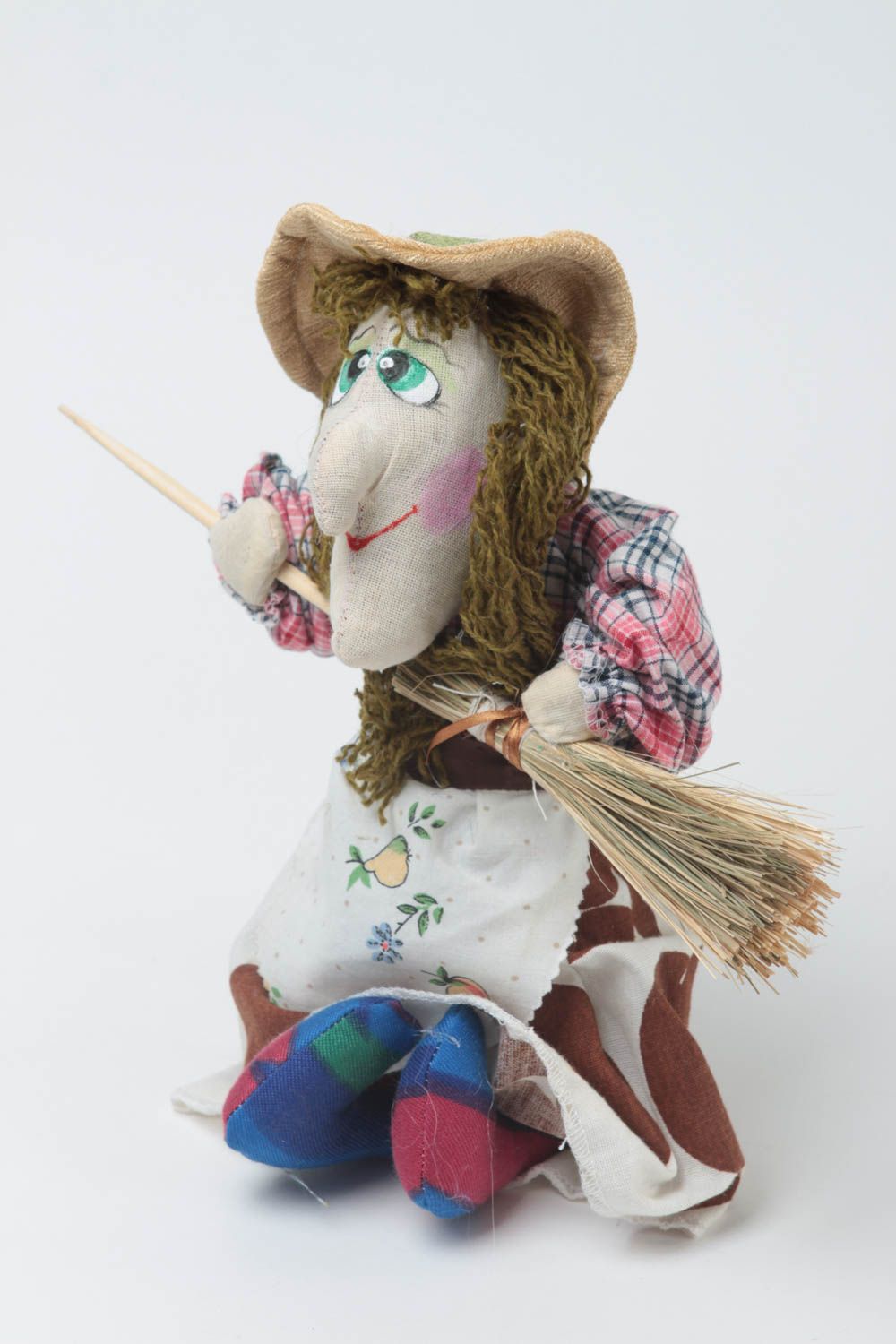 Кукла игрушка из ткани Баба яга с метлой небольшого размера ручная работа фото 2