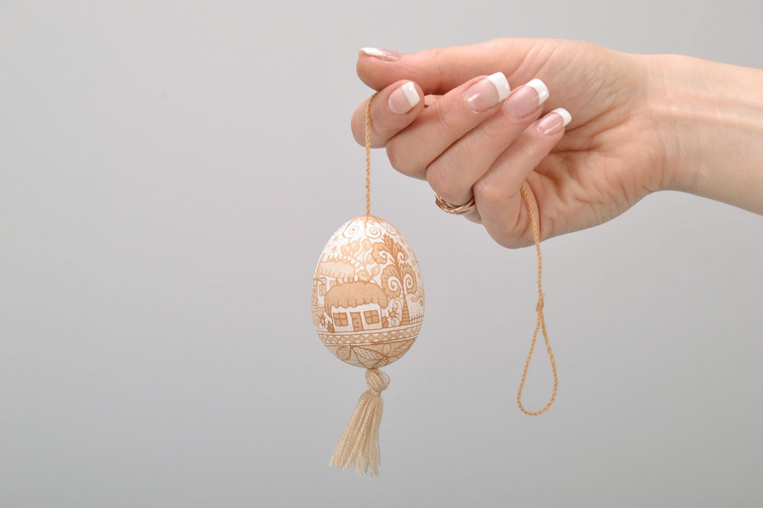 Oeuf de Pâques décoratif fait main avec dessin original déco à suspendre photo 2