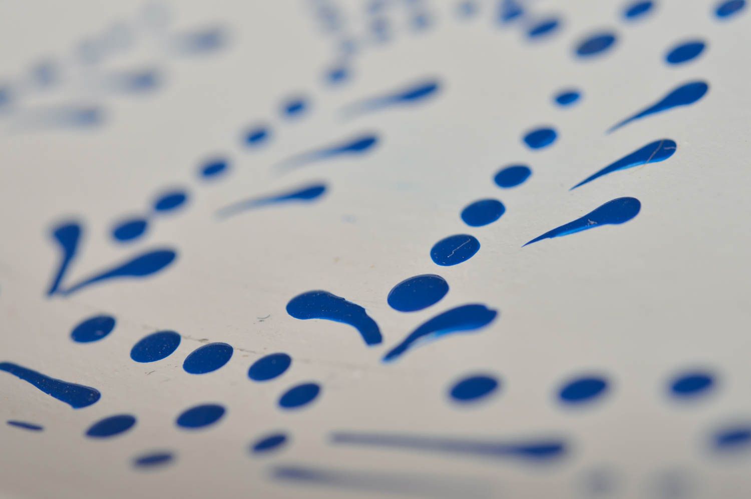 Декоративная керамическая тарелка с росписью акриловыми красками белая с синим фото 5