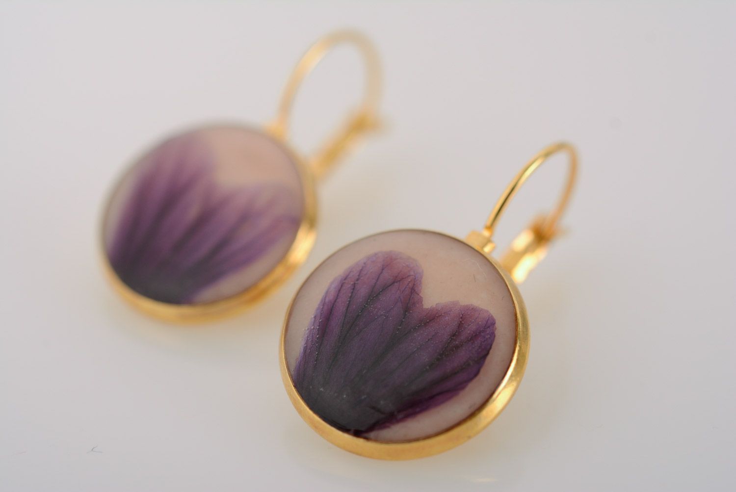 Handmade round dangle earrings violet dried flowers coated with epoxy resin photo 2