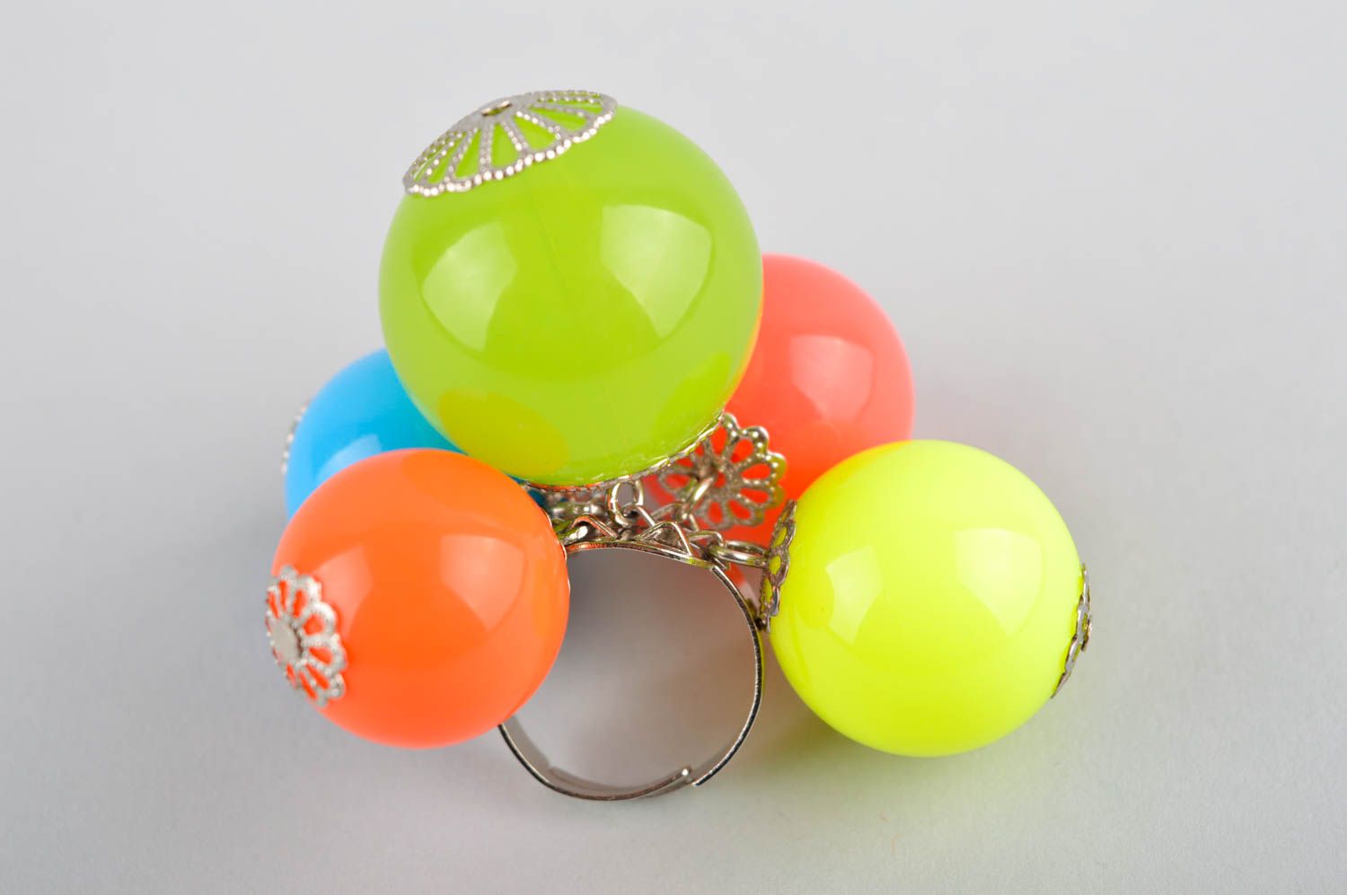 Кольцо из бусин кольцо ручной работы модное кольцо воздушные шарики красивое фото 3